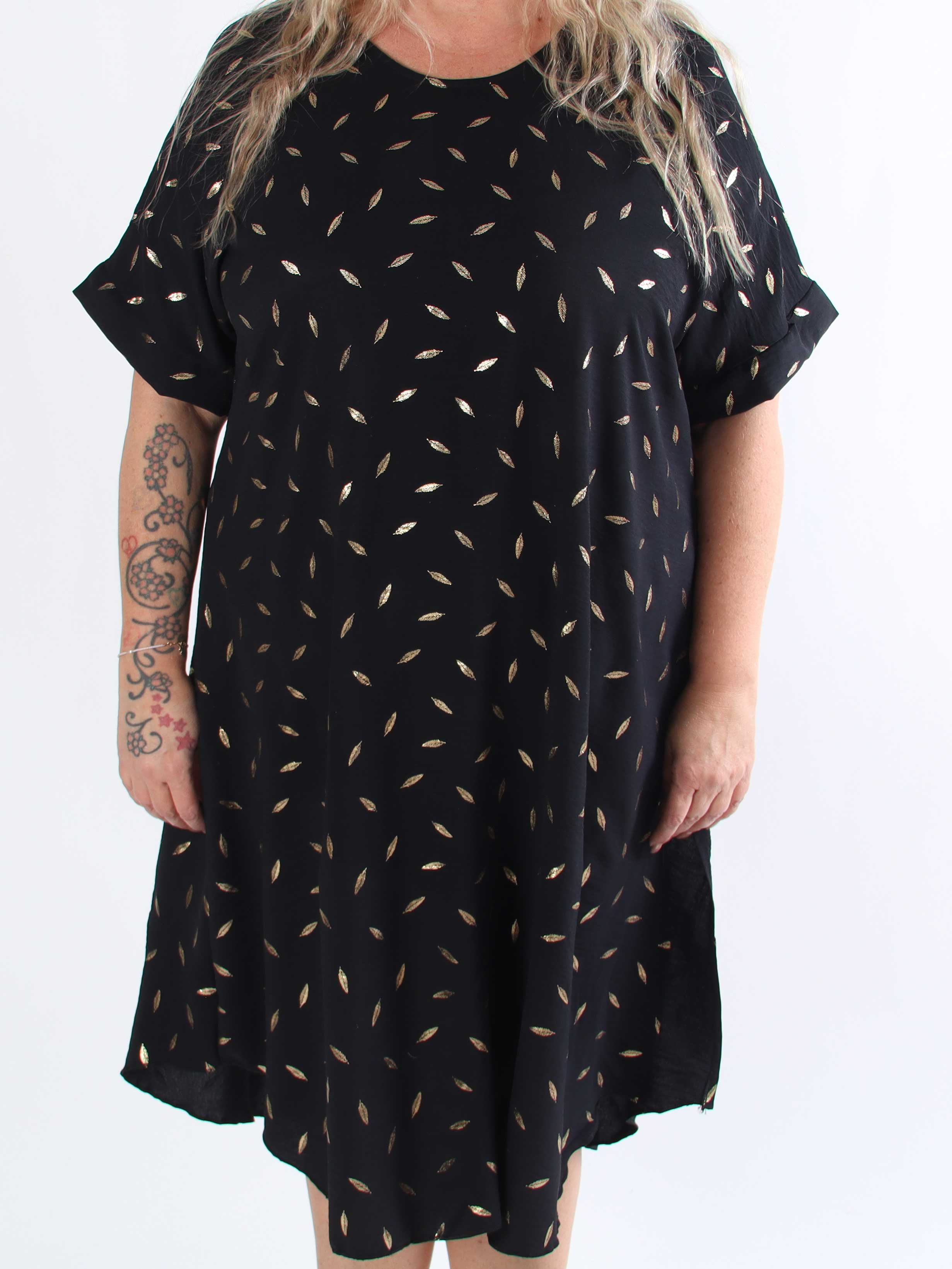 Valentina - Söt klänning i plusstorlek med fina guldblad